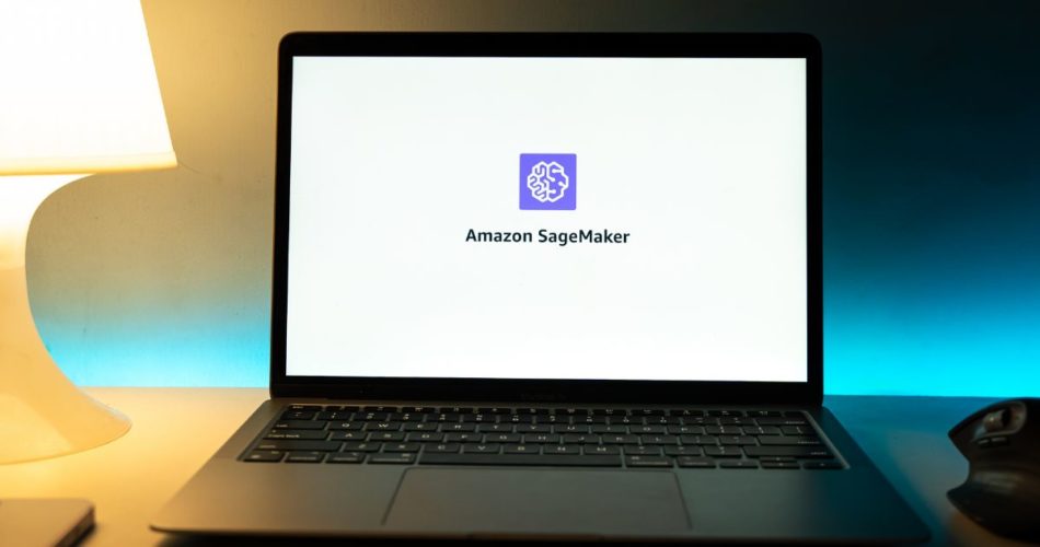 What is Amazon SageMaker: Features, Use Cases, and Learning Resources AI machine learning 
