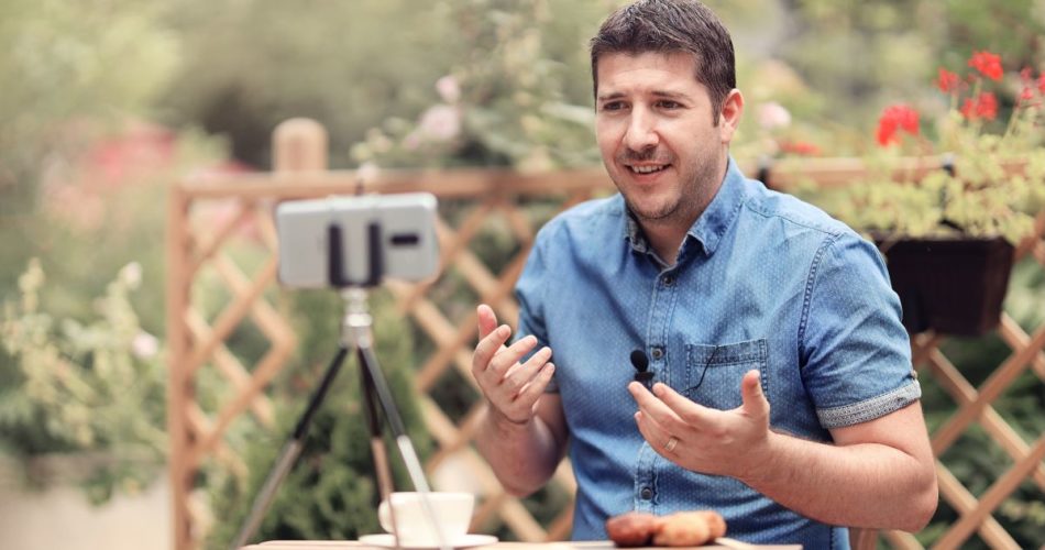 12 Best Wireless Lavalier Microphones for Vlogging Smart Gadgets 